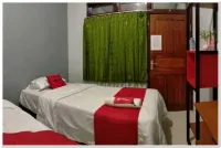 RedDoorz Plus near Alun Alun Sumenep Hotel dekat Taman Lake'