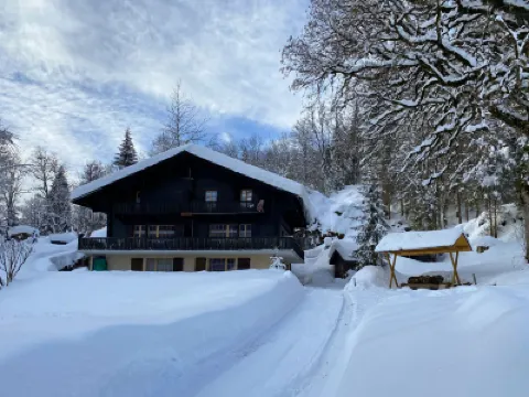 Chalet l'Aube Hotels near Cabane-Glacier 3000