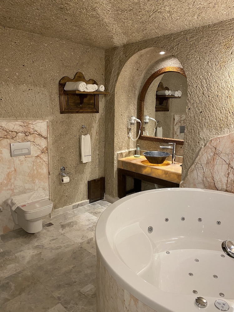 Roma Cave Suite