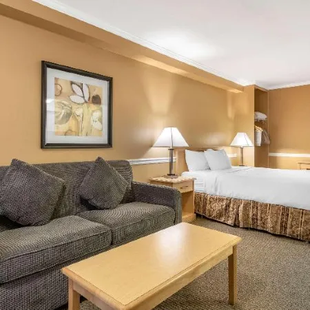 Econo Lodge Inn & Suites