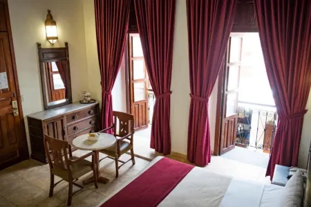 Hotel San Francisco Plaza Отели рядом с достопримечательностью «Госпиталь Кабаньяс»