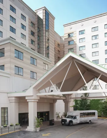 Embassy Suites by Hilton Chicago O'Hare Rosemont Отели рядом с достопримечательностью «Театр Роузмонта»