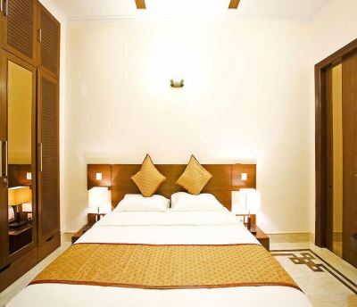 ラグジュアリーキングルーム エバーグリーン スイーツ ディフェンス コロニーの写真