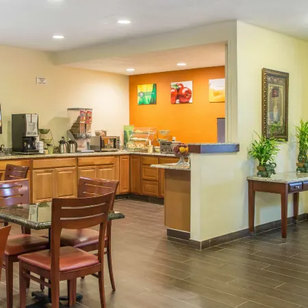 Quality Inn & Suites Bloomington I-55 and I-74
