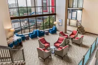 Comfort Inn & Suites at Copeland Tower - Parkplatz