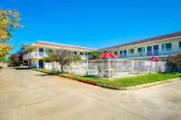 Motel 6 Redding, CA - North - Swimmingpools