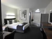 Wine Village Motor Inn - parking