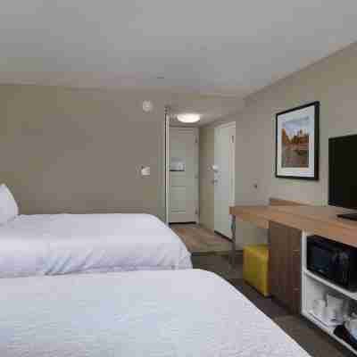 Hampton Inn & Suites Rogers Rooms