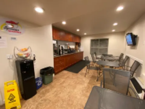 Super 8 by Wyndham 100 Mile House Hotels in 100 Mile House