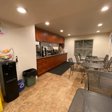 Super 8 by Wyndham 100 Mile House