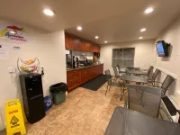 Super 8 by Wyndham 100 Mile House Hotel a 108 Mile Ranch