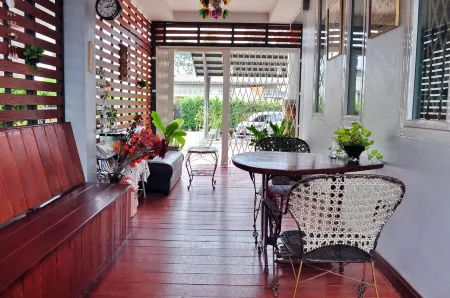 Baan Phra Chan Отели в г. Сакон Нахон