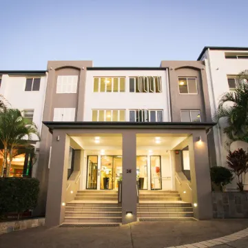 Caloundra Central Apartment Hotel Official Отели рядом с достопримечательностью «Голден-Бич»