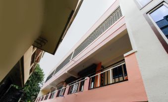 OYO 67022 Crescent Lodge - Housity