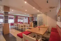 RedDoorz Near Setrasari Mall 2