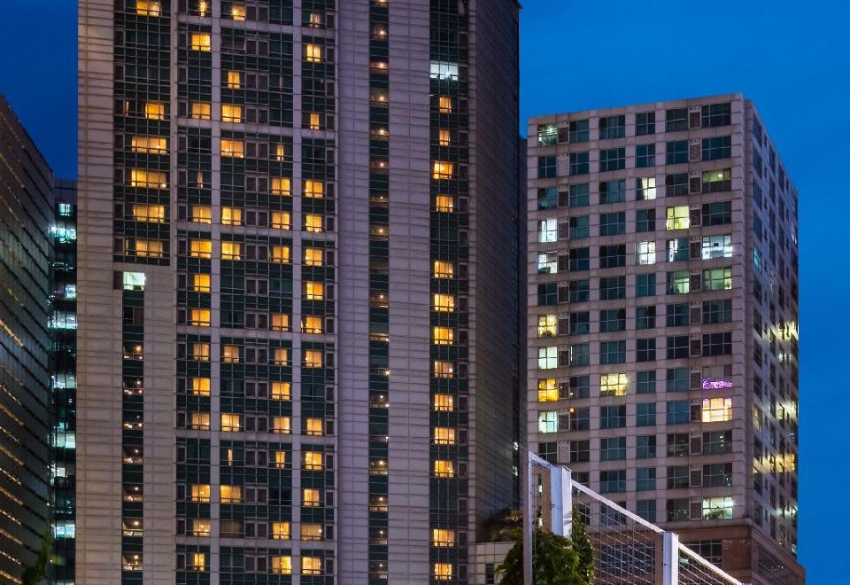 2. 라마다 호텔앤스..