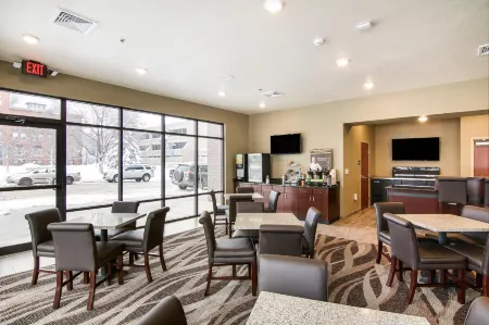 Cobblestone Hotel & Suites - Two Rivers Отели в г. Ту Риверс