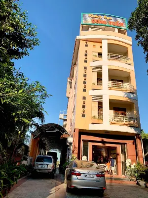 Cung Tuan Hotel Buddha statue 주변 호텔
