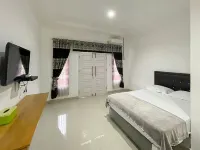 Hotel Lucky 21 Syariah Mitra RedDoorz Hotels in Batu Urip Taba
