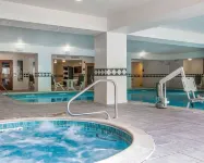 Comfort Inn & Suites Near Burke Mountain - Hot Tub