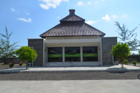 Regina Hotel Pemalang Отели в г. Пемаланг