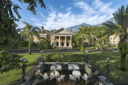 Kaliandra Resort & Organic Farm Отели рядом с достопримечательностью «Pintu Langit»