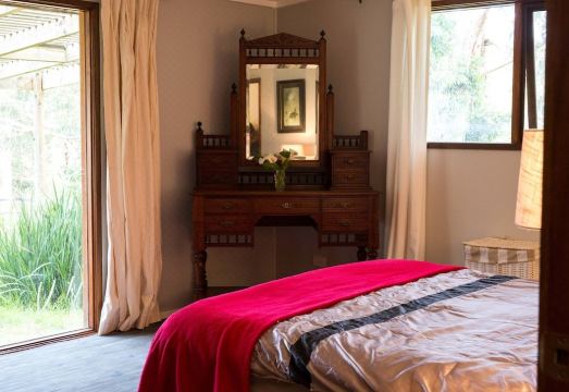 Rustic Country Lane Farmhouse in Lysterfield - Housity
