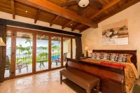 Luxury Beachfront Unit in Flamingo Right in Front of the Waves