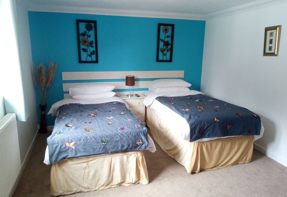 a room with two beds , one on the left side and the other on the right side of the room at Bartles Lodge