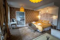 Croydon Hall Hotels near Nutcombe Bottom, Tall Trees Trail