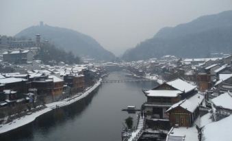 One Side River View B&B (Phoenix Ancient City Yunqiao Branch)