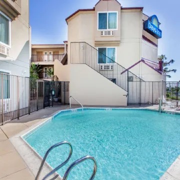 Days Inn by Wyndham Carlsbad Отели рядом с достопримечательностью «Флауэр Филдс»