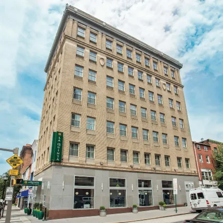 La Quinta Inn & Suites by Wyndham Baltimore Downtown Отели рядом с достопримечательностью «Уолтерс Арт Музеум»