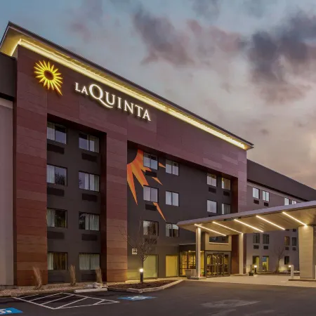 La Quinta Inn & Suites by Wyndham Hartford - Bradley Airport