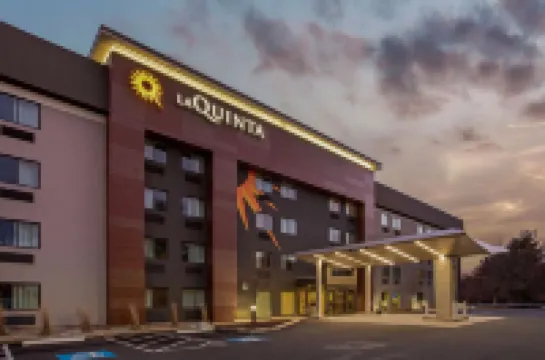 La Quinta Inn & Suites by Wyndham Hartford - Bradley Airport Hotel di 