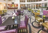 La Quinta Inn & Suites by Wyndham Dallas - Addison Galleria - breakfast