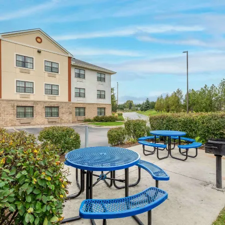 Extended Stay America Select Suites - Milwaukee - Wauwatosa Отели рядом с достопримечательностью «Милуокский зоопарк»