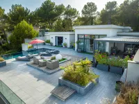 A Prestigious Villa with 2 Swimming Pools and 1 Spa in the South of France - 빌라