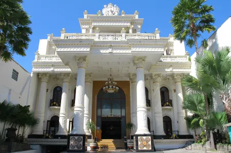 The Grand Palace Hotel Malang Отели в г. Klojen