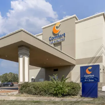 Comfort Inn & Suites Louisville Airport Fair & Expo Отели рядом с достопримечательностью «Сикс Флэгз Кентакки Кингдом»