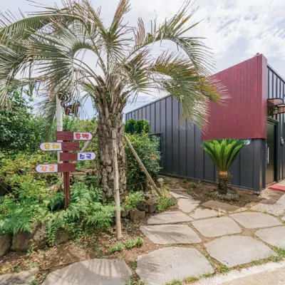 Jeju Dasol Pension (10-Minute Walk from Woljeong Beach) Yongcheondonggul Cave周辺のホテル
