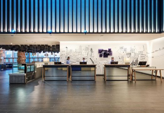 3. 홀리데이 인 익..