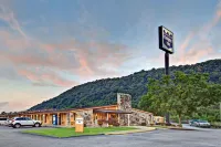 Quality Inn Hotels near Charleston WV Police Memorial