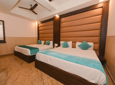 Hotel Alfa Отели рядом со станцией Charbagh Railway Station