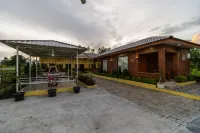 RedDoorz @ Aldos Villa Silangit Hotel dekat Bandara Silangit