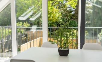 Sunny Lodge - 1 Bed Flat with Stunning Garden View - Flat 3
