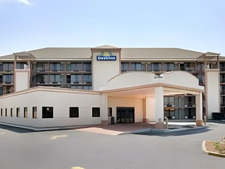 Days Inn by Wyndham Columbus-North Fort Moore