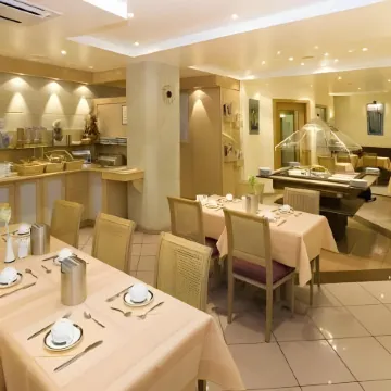 City Hotel Отели рядом с достопримечательностью «Гар»