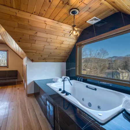 The Haüs Windham - Spacious Suites, Hot Tub, Mountain Views!