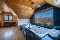 The Haüs Windham - Spacious Suites, Hot Tub, Mountain Views!